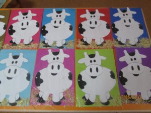 paper cow craft 300x225 - Aprenda a fazer uma vaca com material reciclável