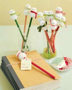 www marthastewart com 240x300 - Ponteira de lápis com boneco de neve